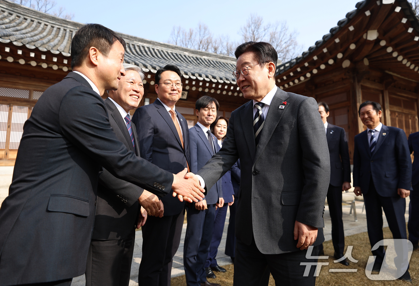 (서울=뉴스1) 허경 기자 = 이재명 대통령이 16일 청와대 상춘재에서 열린 정당 지도부 초청 오찬에서 한병도 더불어민주당 원내대표와 악수를 나누고 있다. (청와대통신사진기자단) …