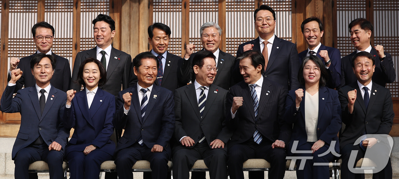 (서울=뉴스1) 허경 기자 = 이재명 대통령이 16일 청와대 상춘재에서 열린 정당 지도부 초청 오찬에서 여야 지도부들과 기념촬영을 하고 있다. (청와대통신사진기자단) 2026.1. …