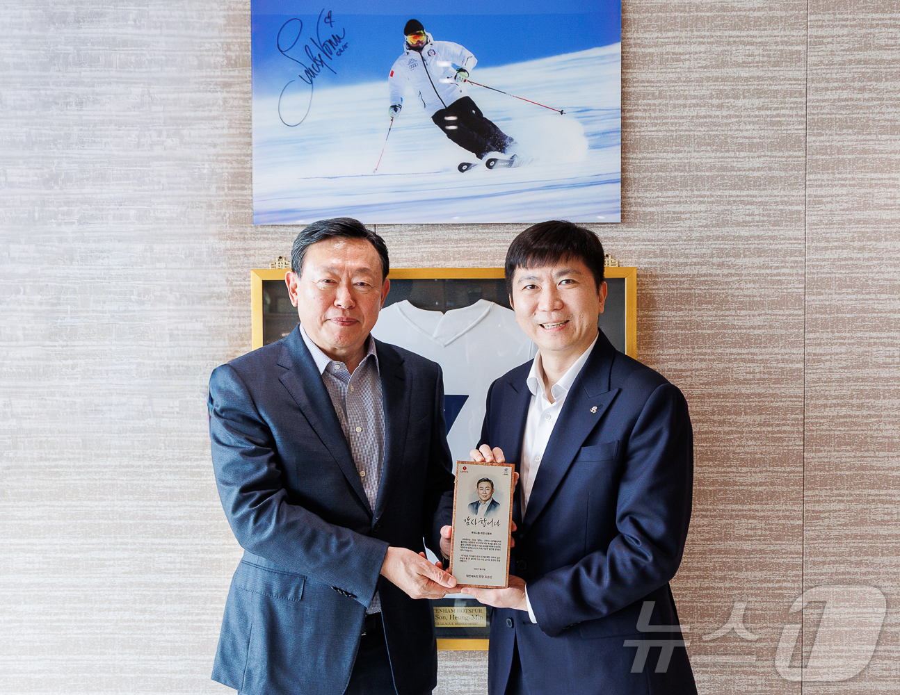 (서울=뉴스1) = 유승민 대한체육회 회장(오른쪽)이 16일 롯데월드타워에서 2026 밀라노코르티나동계올림픽대회 대한민국 선수단에 격려와 후원을 보내준 신동빈 롯데그룹 회장(왼쪽) …