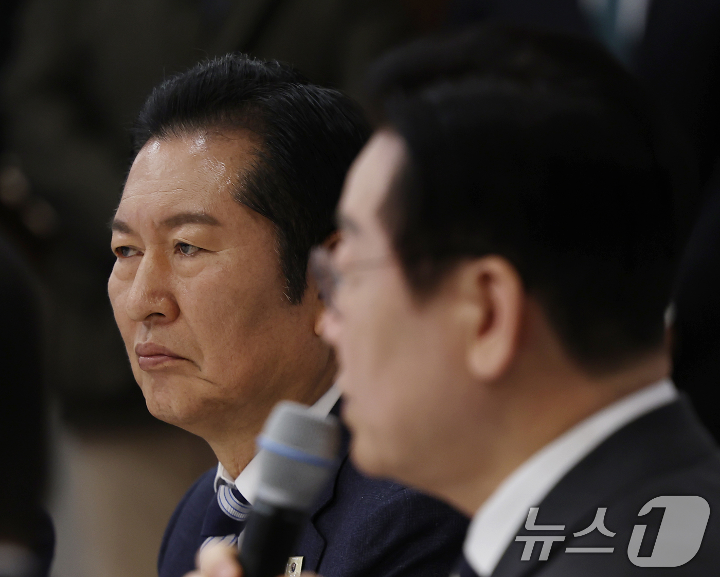 (서울=뉴스1) 허경 기자 = 정청래 더불어민주당 대표가 16일 청와대 상춘재에서 열린 정당 지도부 초청 오찬에서 이재명 대통령의 발언을 경청하고 있다. (청와대통신사진기자단) …