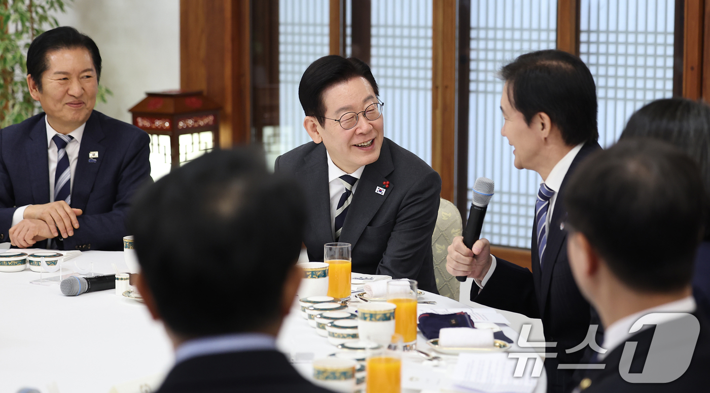 (서울=뉴스1) 허경 기자 = 이재명 대통령이 16일 청와대 상춘재에서 열린 정당 지도부 초청 오찬에서 조국 조국혁신당 대표와 이야기를 나누고 있다. (청와대통신사진기자단) 202 …