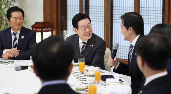 조국 대표와 대화 나누는 이재명 대통령