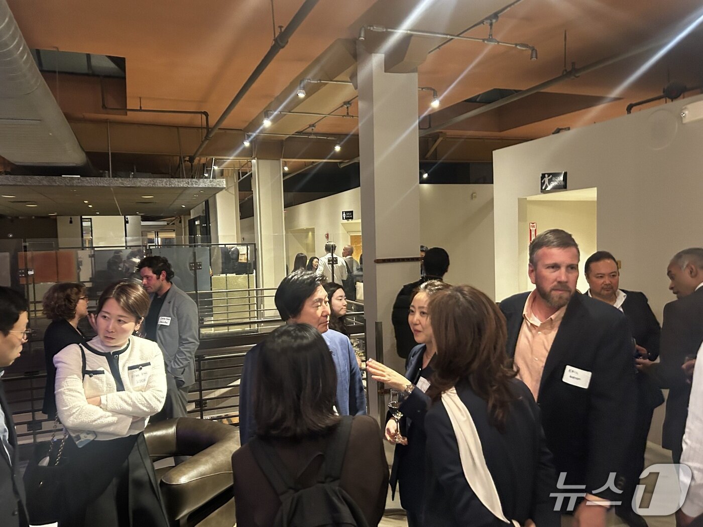 본문 이미지 - 14일(현지시간) 미국 샌프란시스코 The Howard에서 '코리아 나이트 @JPM 2026' 모습, 가운데 이상훈 에이비엘바이오 대표와 김지희 솔루엠헬스케어 대표가 대화를 나누고 있다. 2026.1.14/뉴스1 ⓒ News1 문대현 기자