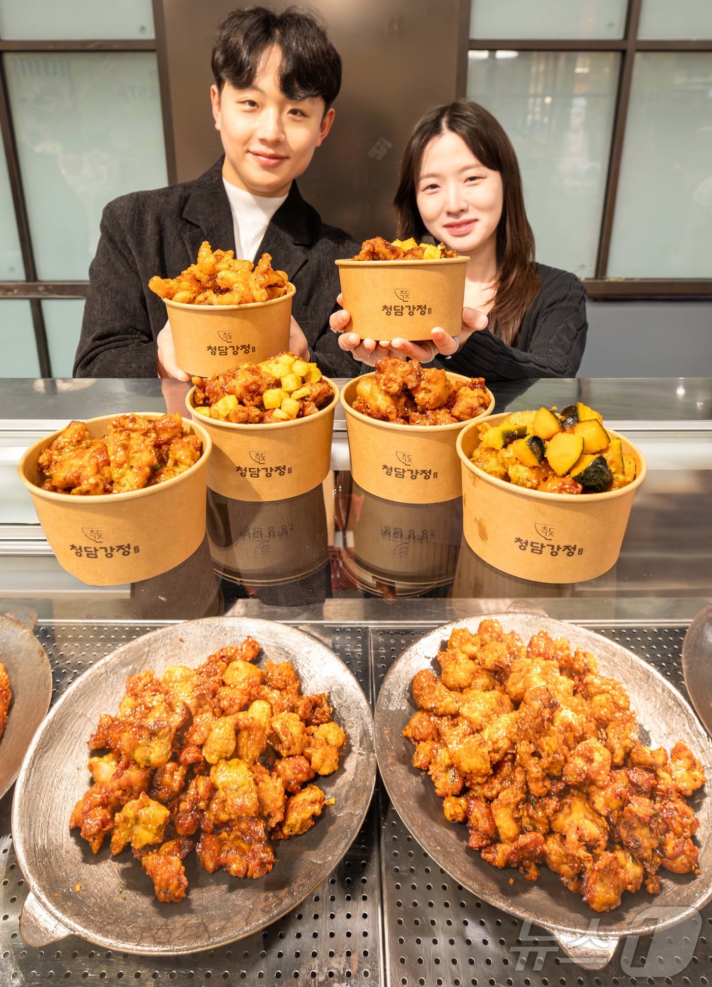 (서울=뉴스1) = 현대백화점은 오는 22일까지 판교점 지하 1층에서 전통 수제 조청을 활용한 프리미엄 강정 브랜드 '청담강정' 팝업스토어를 운영한다고 16일 밝혔다.사진은 경기 …