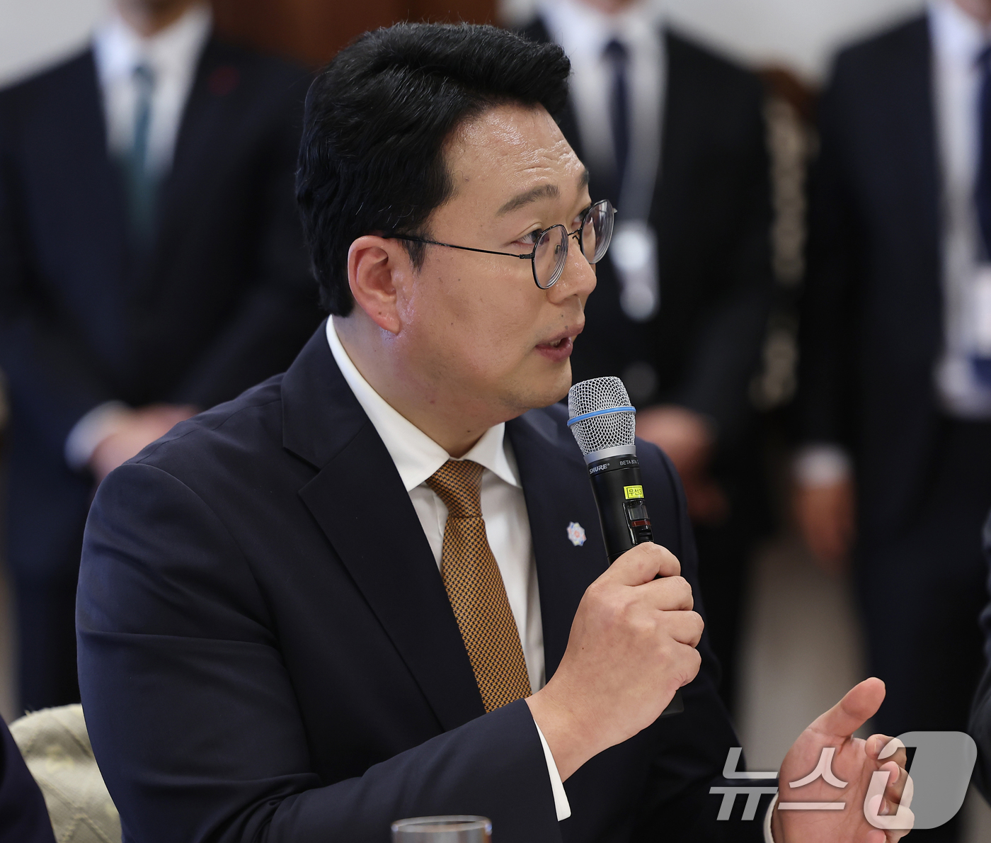 (서울=뉴스1) 허경 기자 = 천하람 개혁신당 원내대표가 16일 청와대 상춘재에서 이재명 대통령이 마련한 정당 지도부 초청 오찬에서 발언하고 있다. (청와대통신사진기자단) 2026 …