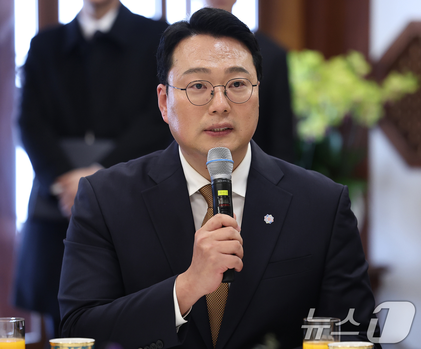 (서울=뉴스1) 허경 기자 = 천하람 개혁신당 원내대표가 16일 청와대 상춘재에서 이재명 대통령이 마련한 정당 지도부 초청 오찬에서 발언하고 있다. (청와대통신사진기자단) 2026 …