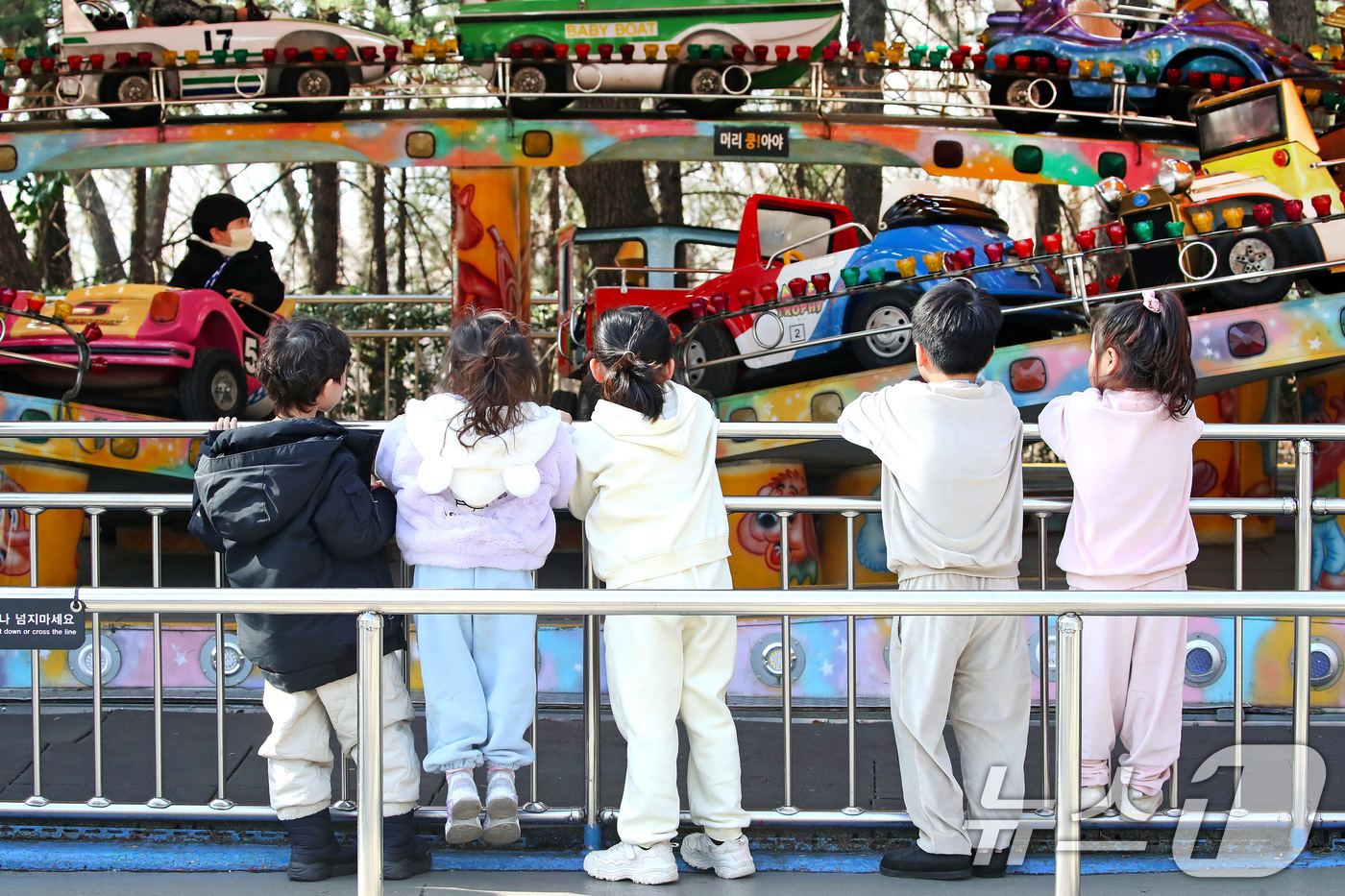 (대구=뉴스1) 공정식 기자 = 겨울답지 않게 포근한 날씨가 이어진 16일 대구 달서구 테마파크 이월드를 찾은 어린이들이 가벼운 옷차림으로 놀이기구 탑승을 기다리고 있다. 2026 …