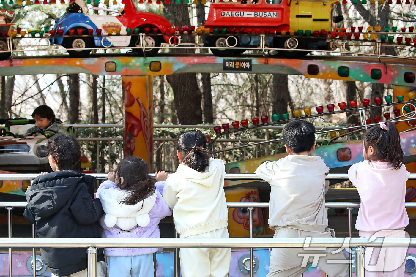 (대구=뉴스1) 공정식 기자 = 겨울답지 않게 포근한 날씨가 이어진 16일 대구 달서구 테마파크 이월드를 찾은 어린이들이 가벼운 옷차림으로 놀이기구 탑승을 기다리고 있다. 2026 …