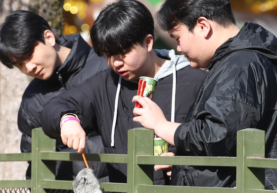 '포근한 겨울' 붐비는 테마파크