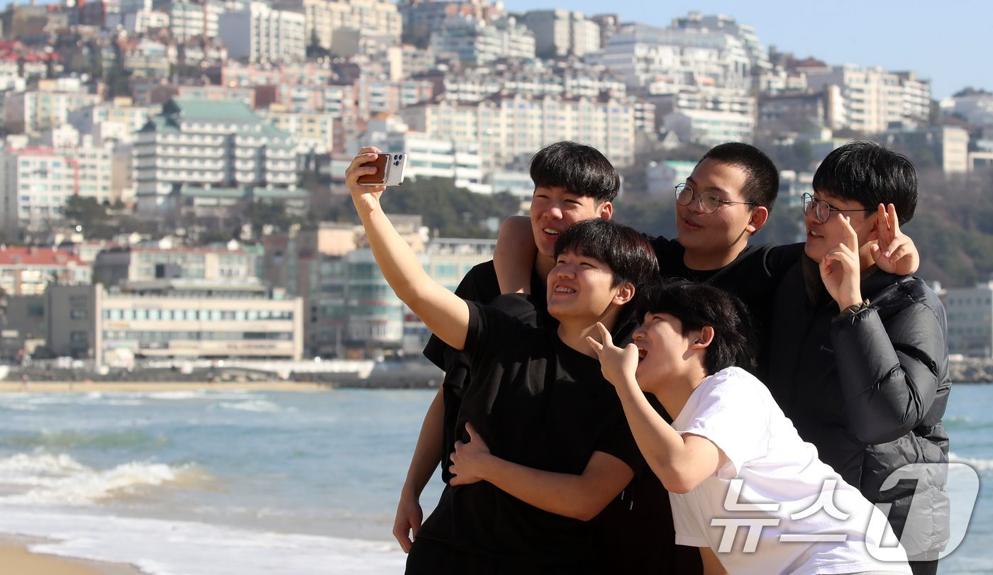 (부산=뉴스1) 윤일지 기자 = 포근한 날씨를 보인 16일 부산 해운대해수욕장에서 반팔 차림을 한 시민들이 셀카를 찍으며 추억을 남기고 있다. 2026.1.16/뉴스1