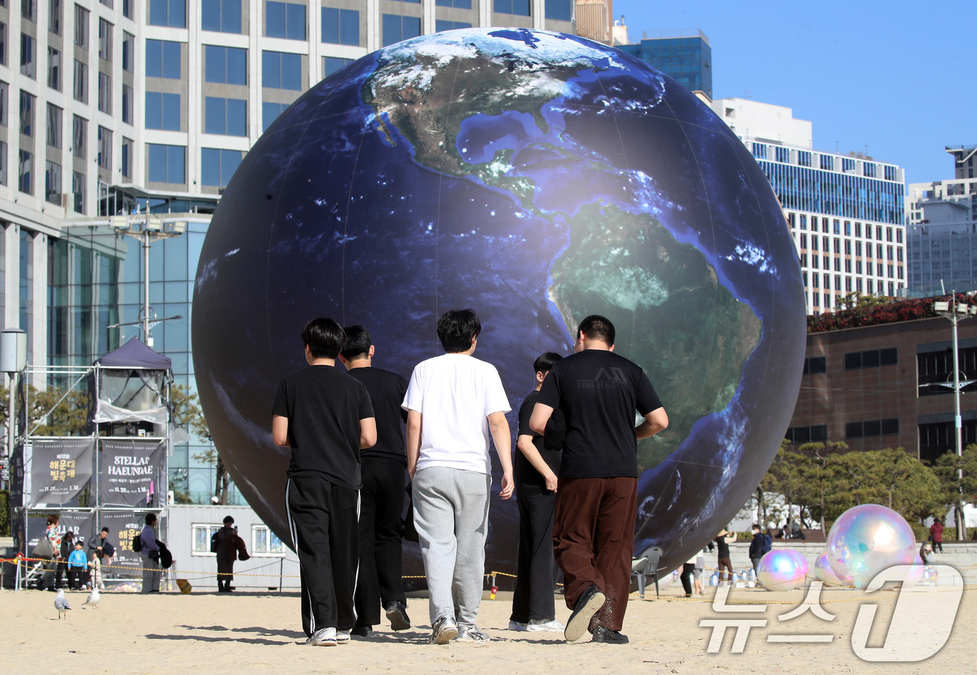 (부산=뉴스1) 윤일지 기자 = 포근한 날씨를 보인 16일 부산 해운대해수욕장에서 반팔 차림을 한 시민들이 해변을 거닐고 있다. 2026.1.16/뉴스1