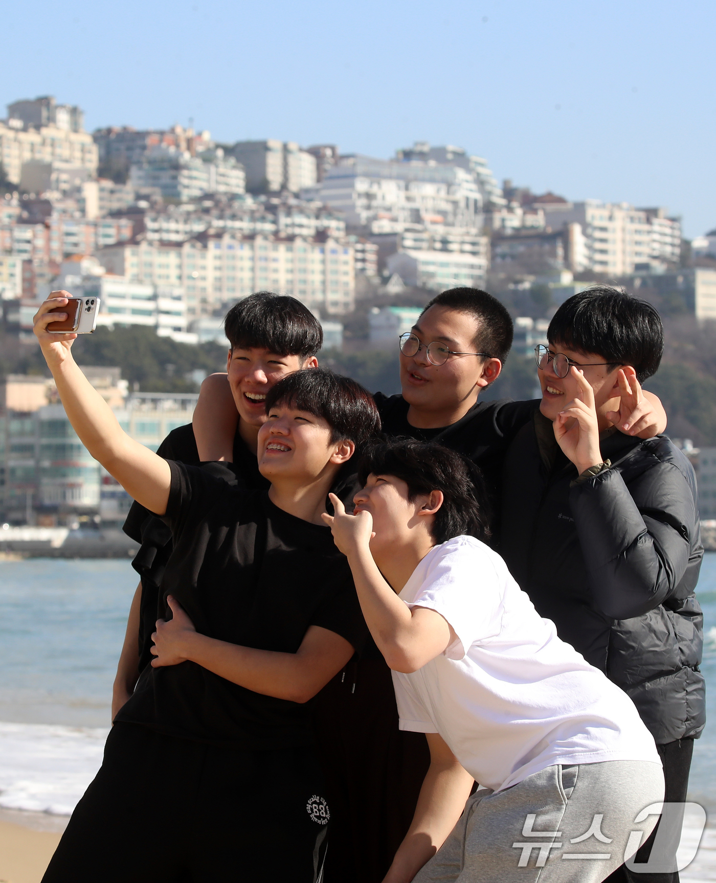 (부산=뉴스1) 윤일지 기자 = 포근한 날씨를 보인 16일 부산 해운대해수욕장에서 반팔 차림을 한 시민들이 셀카를 찍으며 추억을 남기고 있다. 2026.1.16/뉴스1