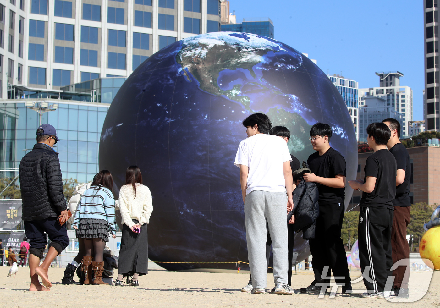 (부산=뉴스1) 윤일지 기자 = 포근한 날씨를 보인 16일 부산 해운대해수욕장에서 반팔 차림을 한 시민들이 해변을 거닐고 있다. 2026.1.16/뉴스1