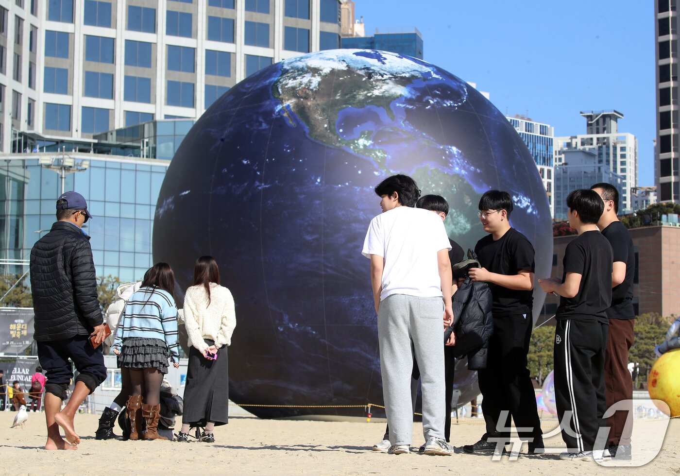 본문 이미지 - 포근한 날씨를 보인 16일 부산 해운대해수욕장에서 반팔 차림을 한 시민들이 해변을 거닐고 있다. 2026.1.16/뉴스1 ⓒ News1 윤일지 기자