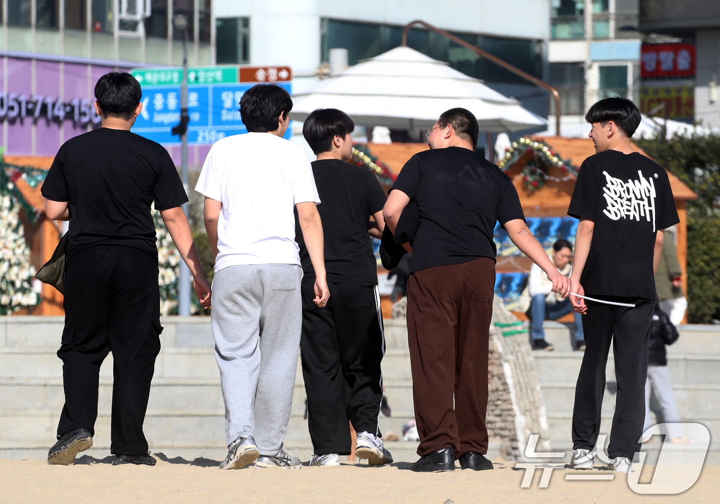 (부산=뉴스1) 윤일지 기자 = 포근한 날씨를 보인 16일 부산 해운대해수욕장에서 반팔 차림을 한 시민들이 해변을 거닐고 있다. 2026.1.16/뉴스1