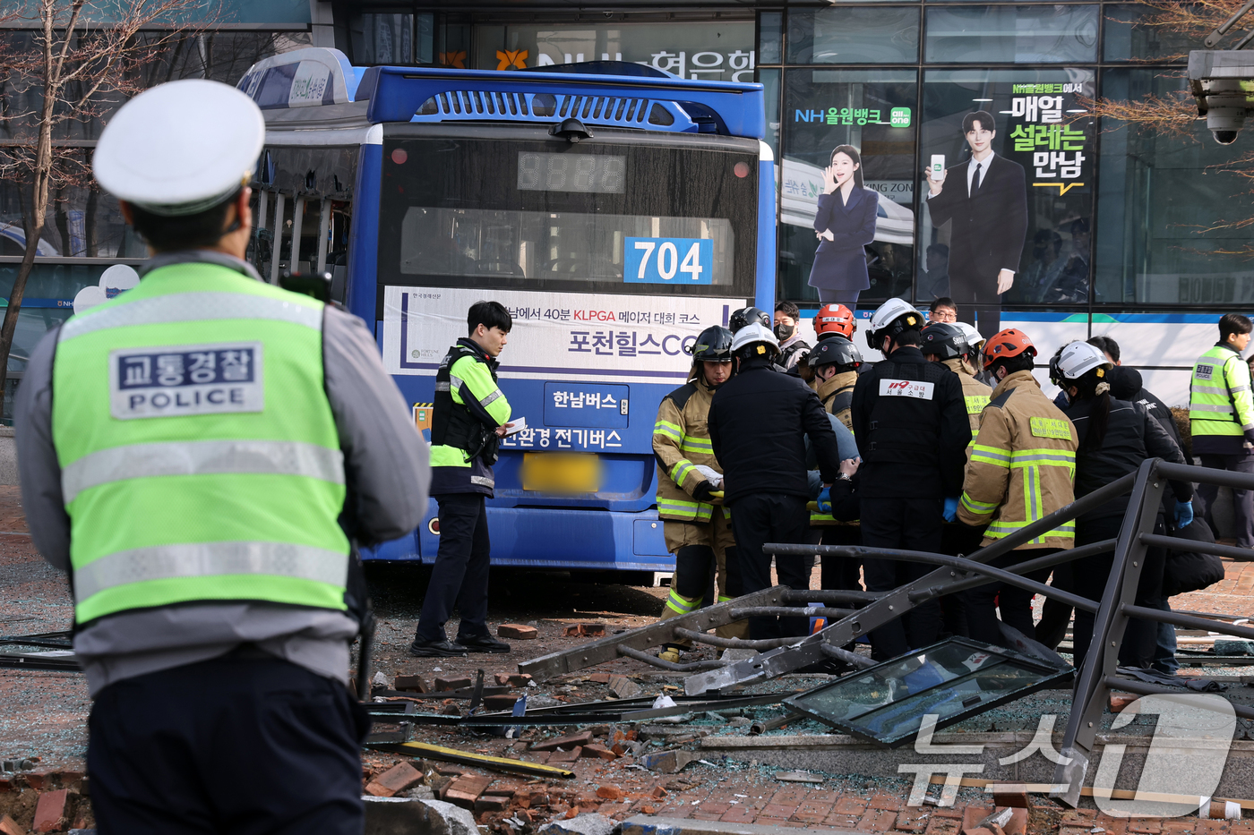 (서울=뉴스1) 황기선 기자 = 16일 오후 서울 서대문역 인근에서 시내버스가 건물로 돌진하는 사고가 발생해 경찰과 소방대원이 현장을 수습하고 있다.이 사고로 현재 4명이 부상을 …