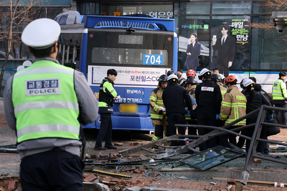 서울 서대문역 인근 건물로 시내버스 돌진…4명 부상