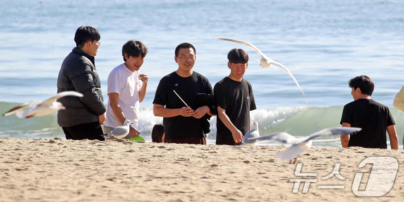 (부산=뉴스1) 윤일지 기자 = 포근한 날씨를 보인 16일 부산 해운대해수욕장에서 반팔 차림을 한 시민들이 해변을 거닐고 있다. 2026.1.16/뉴스1