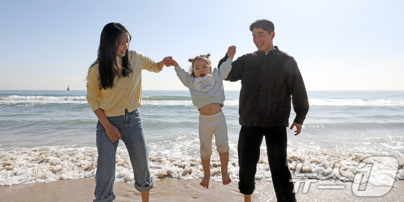 (부산=뉴스1) 윤일지 기자 = 포근한 날씨를 보인 16일 부산 해운대해수욕장에서 가벼운 복장 차림을 한 가족이 바닷물에 발을 담그며 즐거운 시간을 보내고 있다. 2026.1.16 …