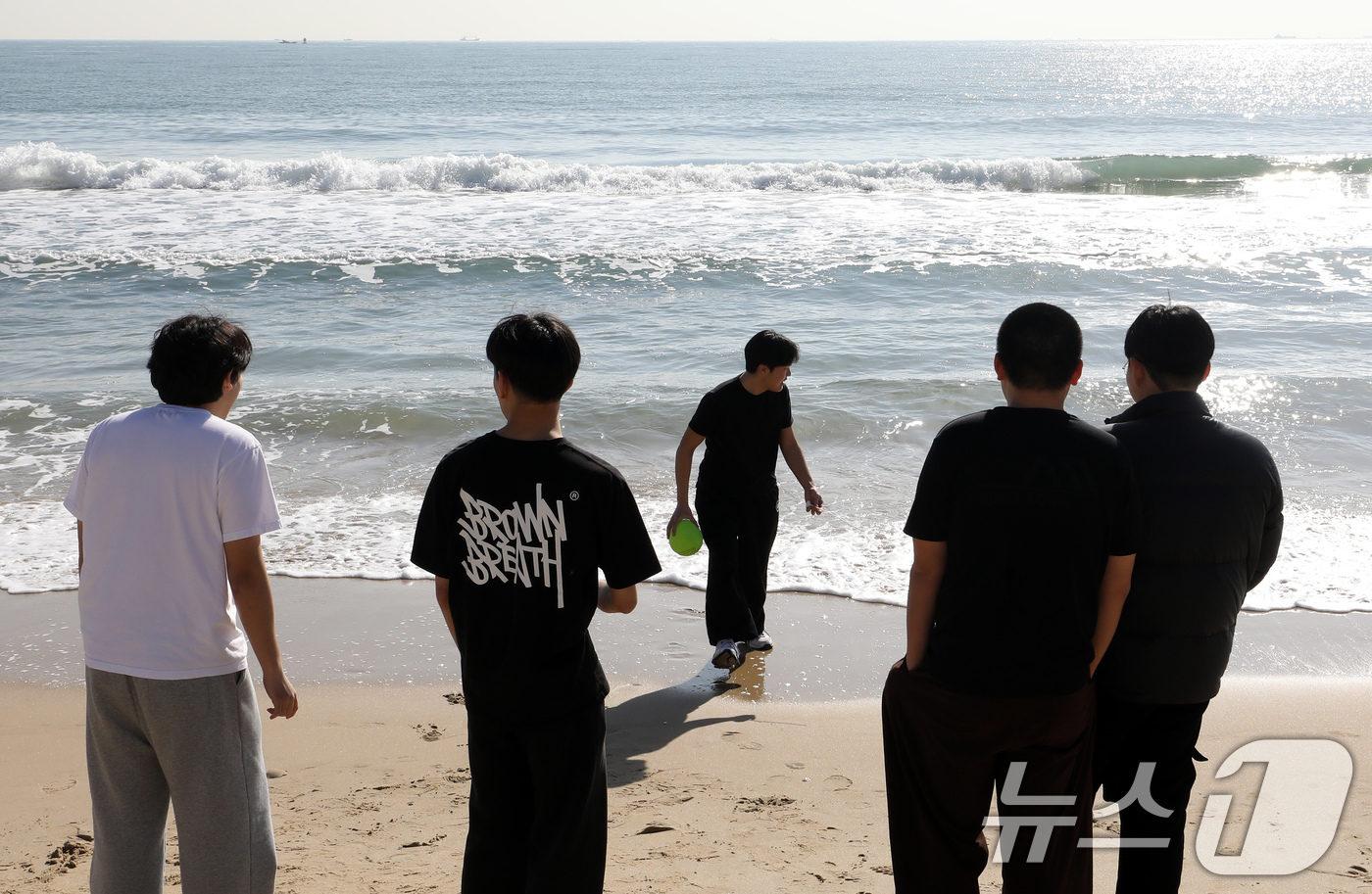 (부산=뉴스1) 윤일지 기자 = 포근한 날씨를 보인 16일 부산 해운대해수욕장에서 반팔 차림을 한 시민들이 해변을 거닐고 있다. 2026.1.16/뉴스1