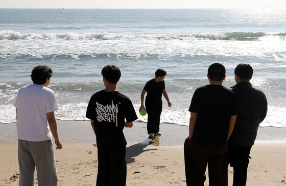 포근한 날씨에 반팔 차림