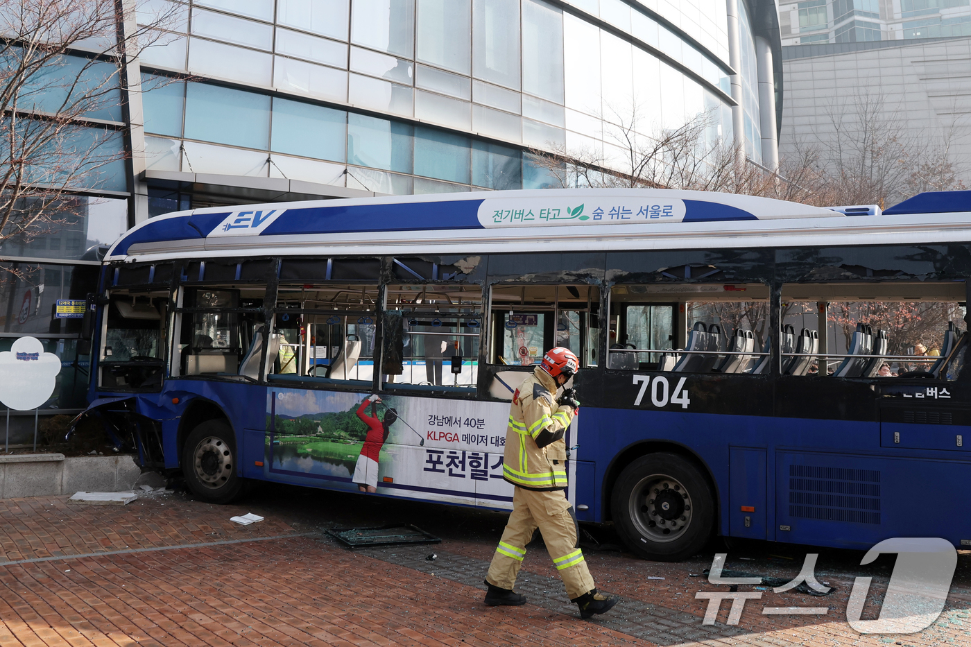 (서울=뉴스1) 황기선 기자 = 16일 오후 서울 서대문역 인근에서 시내버스가 건물로 돌진하는 사고가 발생해 경찰과 소방대원이 현장을 수습하고 있다.이 사고로 현재 4명이 부상을 …