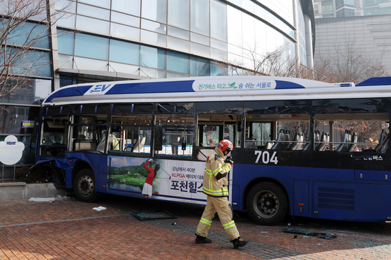 서울 서대문역 인근 건물 들이받은 시내버스