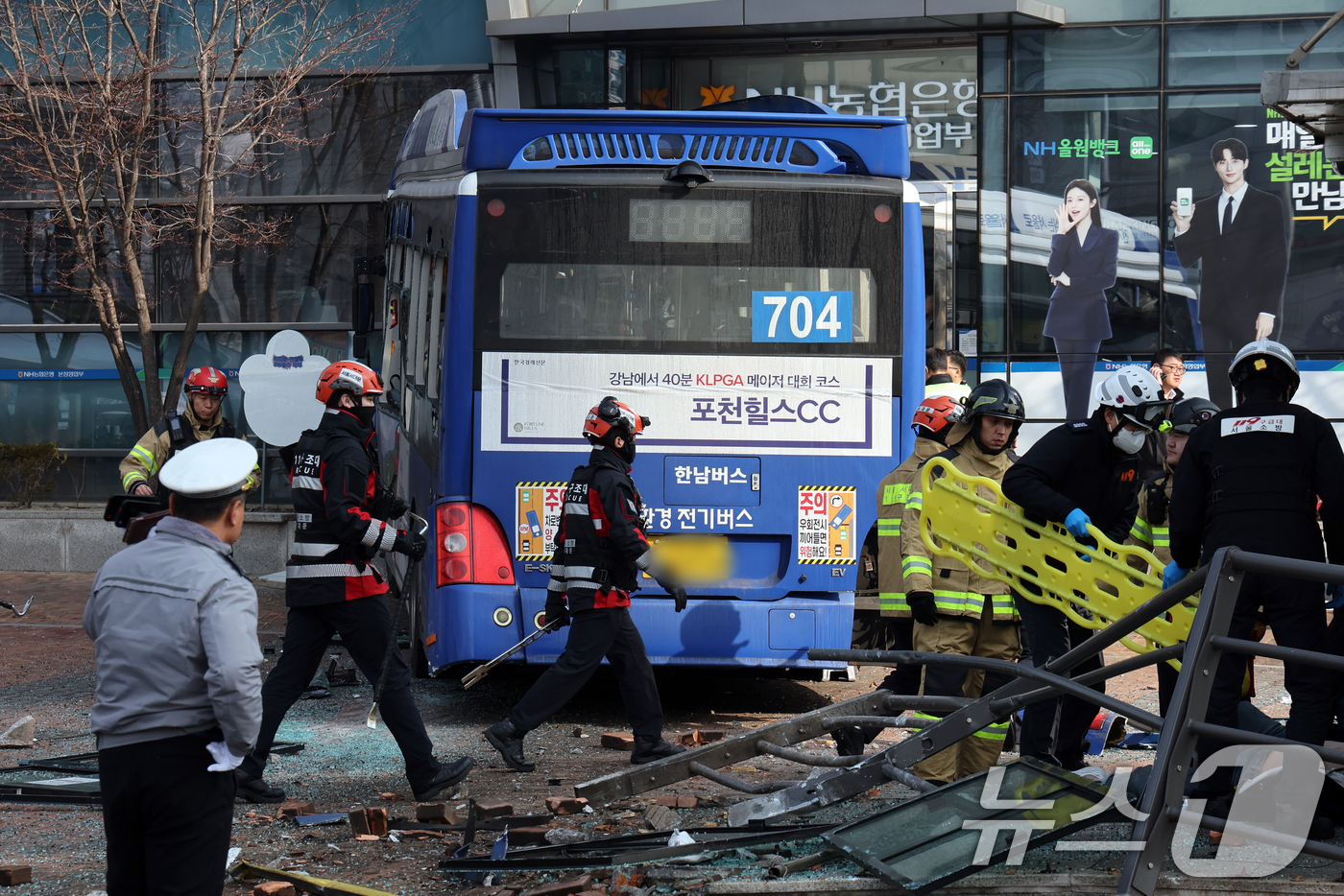 (서울=뉴스1) 황기선 기자 = 16일 오후 서울 서대문역 인근에서 시내버스가 건물로 돌진하는 사고가 발생해 경찰과 소방대원이 현장을 수습하고 있다.이 사고로 현재 4명이 부상을 …