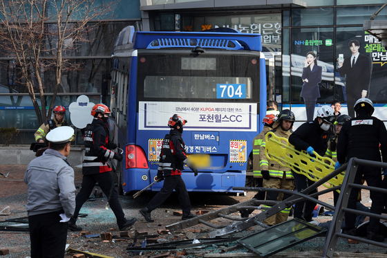 서울 서대문역 인근 건물로 시내버스 돌진 사고