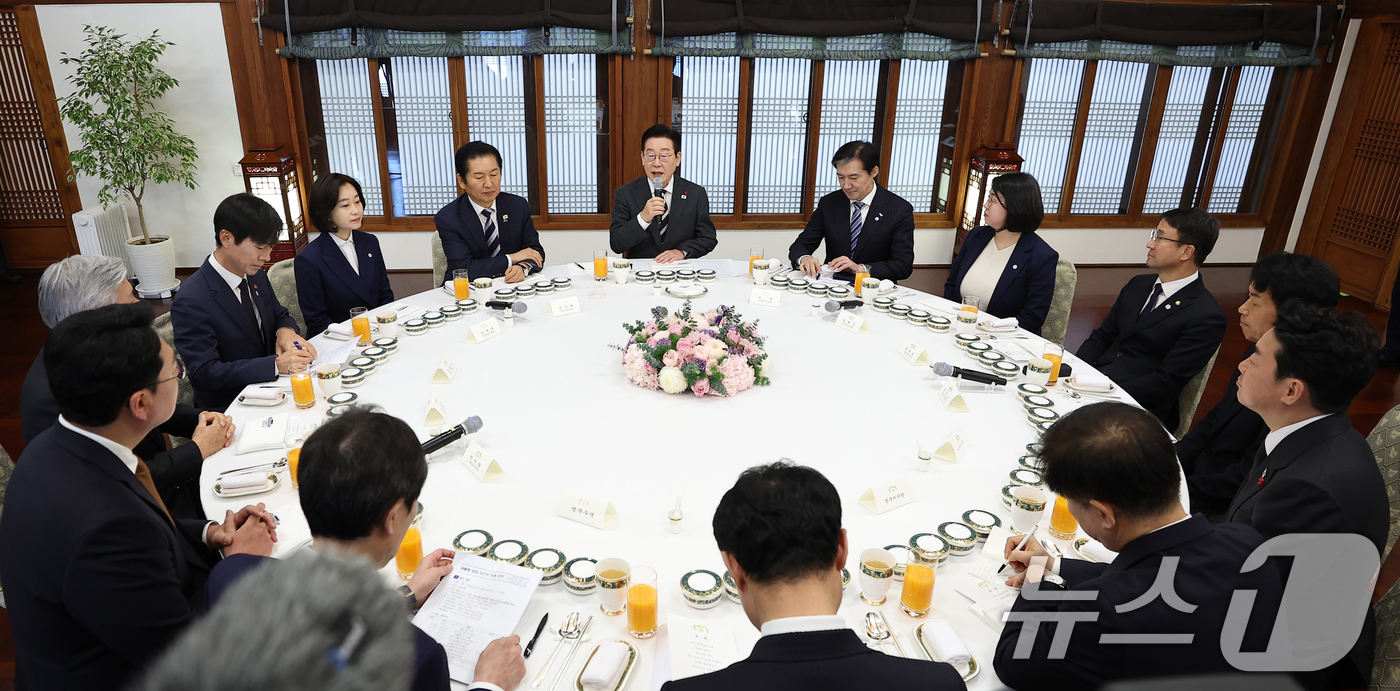 (서울=뉴스1) 허경 기자 = 이재명 대통령이16일 청와대 상춘재에서 열린 정당 지도부 초청 오찬에서 발언하고 있다. (청와대통신사진기자단)  2026.1.16/뉴스1