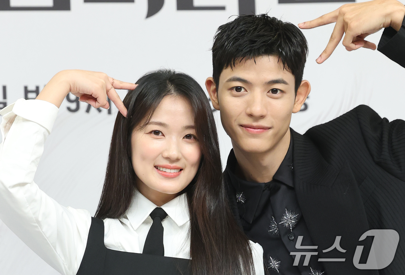 (서울=뉴스1) 권현진 기자 = 배우 김혜윤과 로몬(오른쪽)이 16일 서울 양천고 목동SBS에서 열린 새 금토드라마 '오늘부터 인간입니다만'(극본 박찬영, 조아영/ 연출 김정권) …