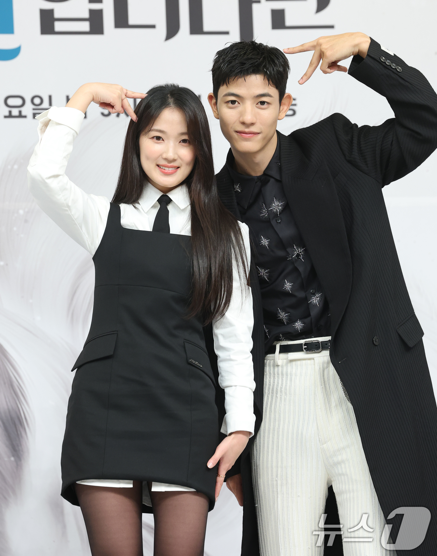 (서울=뉴스1) 권현진 기자 = 배우 김혜윤과 로몬(오른쪽)이 16일 서울 양천고 목동SBS에서 열린 새 금토드라마 '오늘부터 인간입니다만'(극본 박찬영, 조아영/ 연출 김정권) …