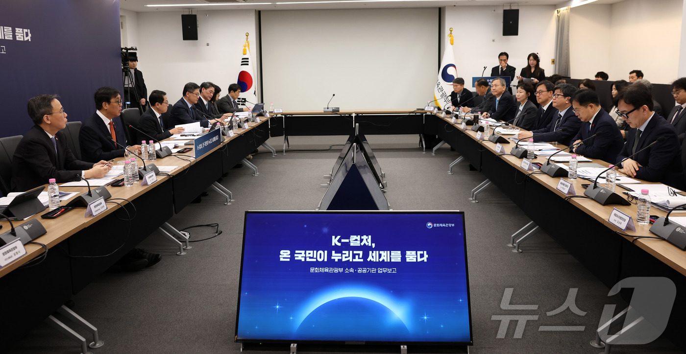 (서울=뉴스1) = 최휘영 문화체육관광부 장관이 16일 서울 종로구 국립현대미술관 서울관 대회의실에서 열린 문체부 소속·공공기관 3차 업무보고에서 발언을 하고 있다. (문화체육관광 …