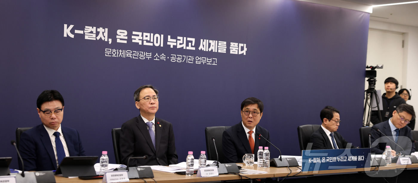 (서울=뉴스1) = 최휘영 문화체육관광부 장관이 16일 서울 종로구 국립현대미술관 서울관 대회의실에서 열린 문체부 소속·공공기관 3차 업무보고에서 발언을 하고 있다. (문화체육관광 …