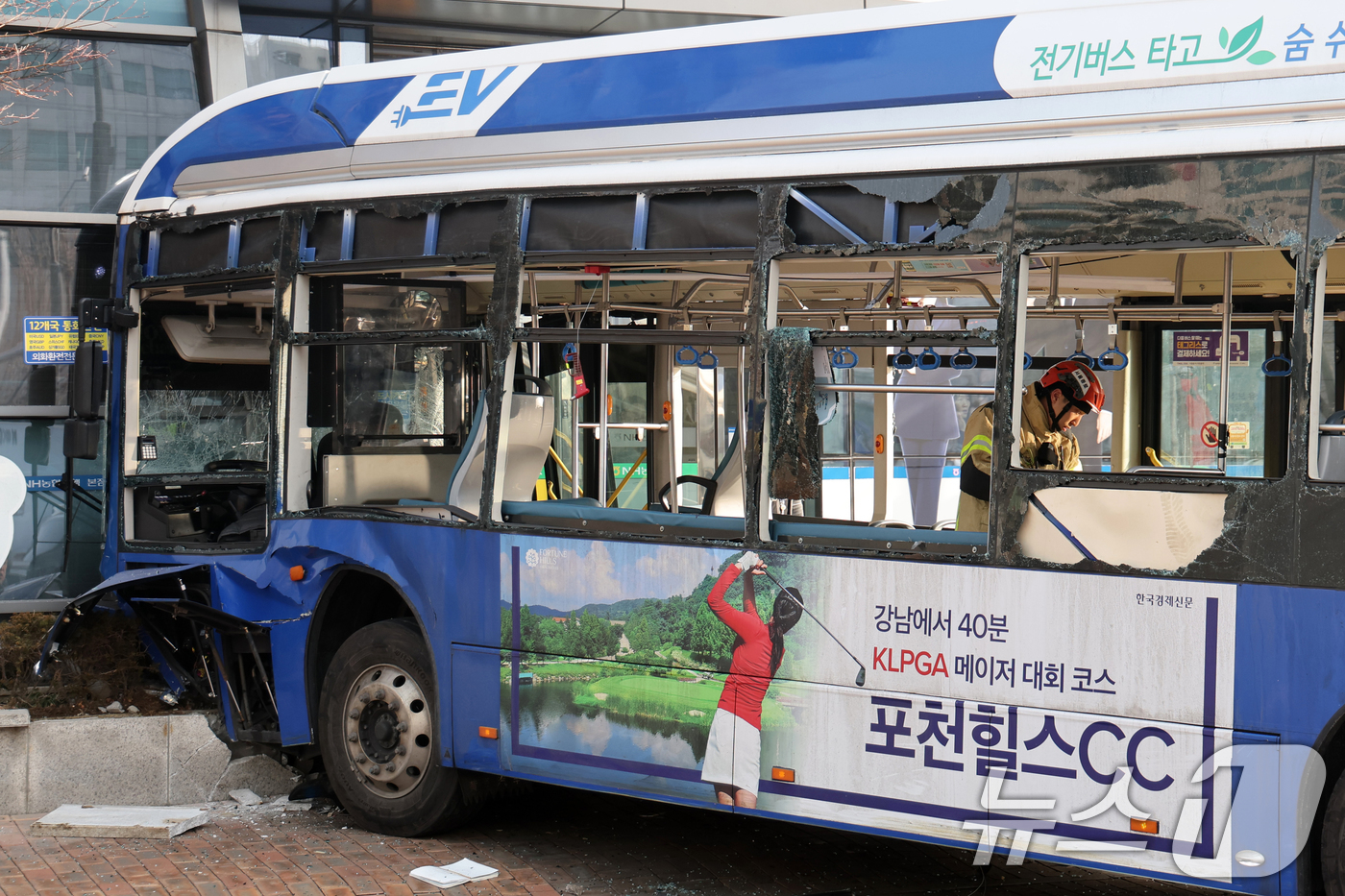 (서울=뉴스1) 황기선 기자 = 16일 오후 서울 서대문역 인근에서 시내버스가 건물로 돌진하는 사고가 발생해 경찰과 소방대원이 현장을 수습하고 있다.이 사고로 현재 4명이 부상을 …