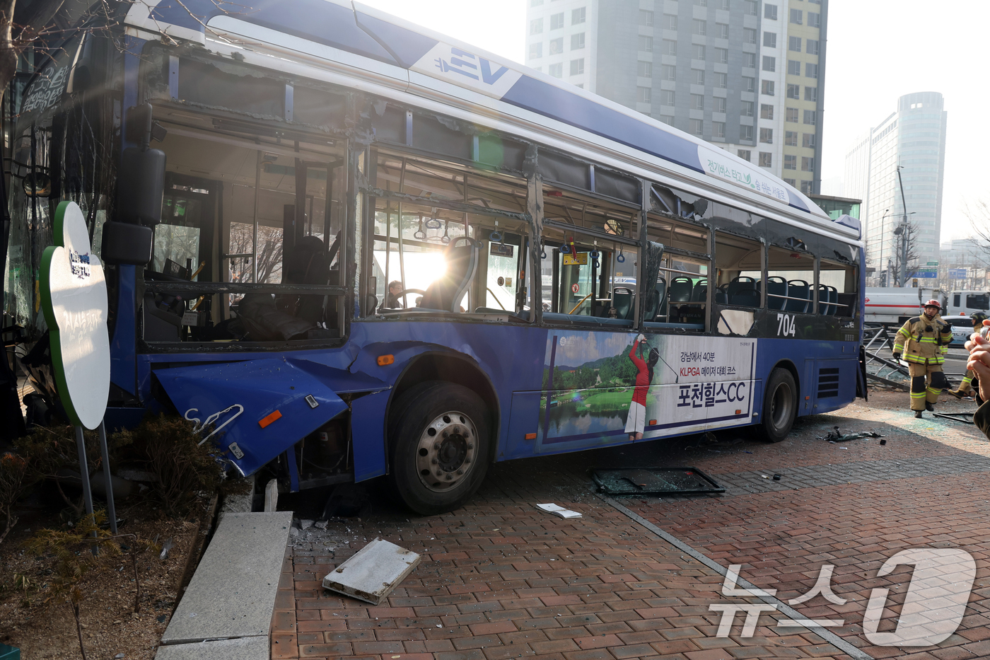 (서울=뉴스1) 황기선 기자 = 16일 오후 서울 서대문역 인근에서 시내버스가 건물로 돌진하는 사고가 발생해 경찰과 소방대원이 현장을 수습하고 있다.이 사고로 현재 4명이 부상을 …