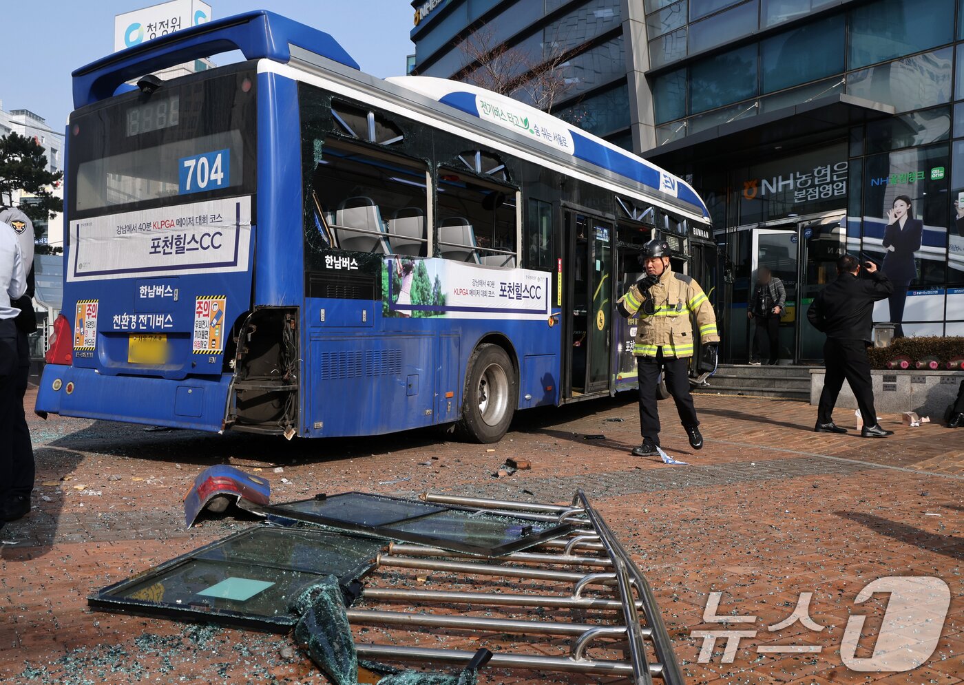 본문 이미지 - 16일 오후 서울 서대문역 인근에서 시내버스가 건물로 돌진하는 사고가 발생해 경찰과 소방대원이 현장을 수습하고 있다. 이 사고로 현재 4명이 부상을 입고 그 중 1명이 중상인 것으로 알려졌다. 2026.1.16/뉴스1 ⓒ News1 황기선 기자