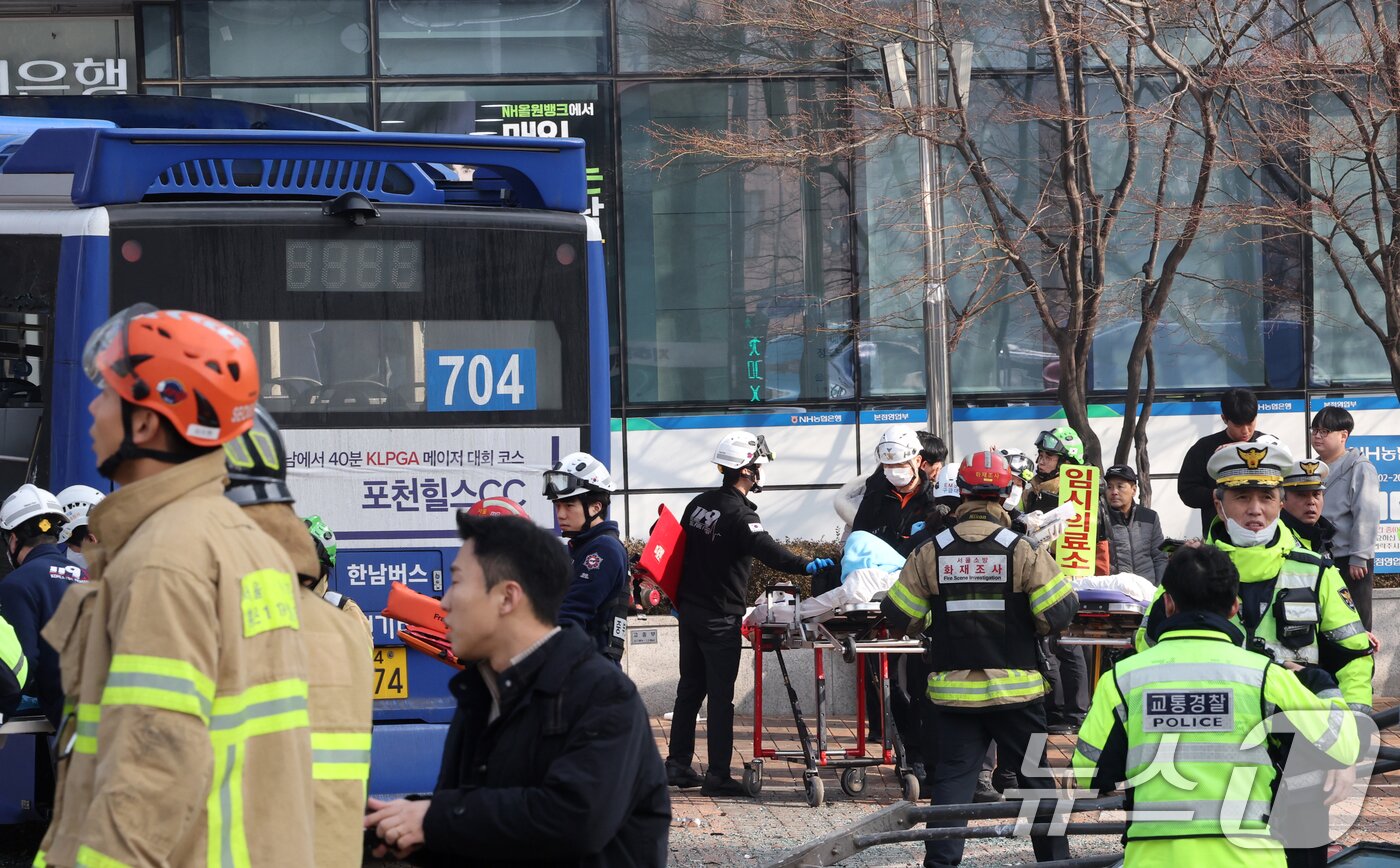 본문 이미지 - 16일 오후 서울 서대문역 인근에서 시내버스가 건물로 돌진하는 사고가 발생해 경찰과 소방대원이 현장을 수습하고 있다. 이 사고로 현재 4명이 부상을 입고 그 중 1명이 중상인 것으로 알려졌다. 2026.1.16/뉴스1 ⓒ News1 황기선 기자