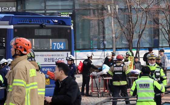 아수라장된 서대문역 인근 건물 버스 추돌 사고