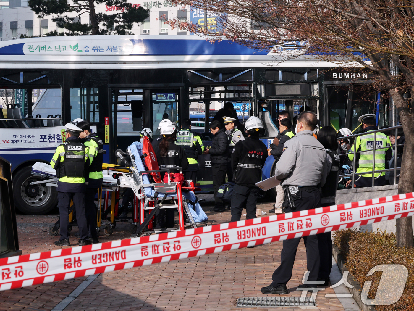 (서울=뉴스1) 황기선 기자 = 16일 오후 서울 서대문역 인근에서 시내버스가 건물로 돌진하는 사고가 발생해 경찰과 소방대원이 현장을 수습하고 있다.이 사고로 현재 4명이 부상을 …