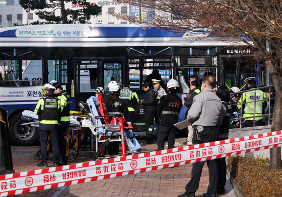 서대문역 인건 건물 버스 돌진 사고…'수습 중'