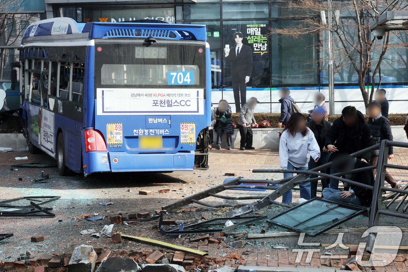 (서울=뉴스1) 황기선 기자 = 16일 오후 서울 서대문역 인근에서 시내버스가 건물로 돌진하는 사고가 발생해 시민들이 사고 현장을 살펴보고 있다.이 사고로 현재 4명이 부상을 입고 …