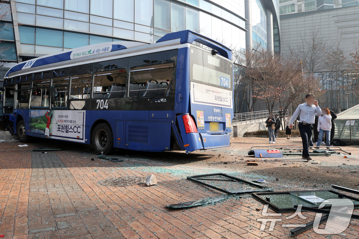 (서울=뉴스1) 황기선 기자 = 16일 오후 서울 서대문역 인근에서 시내버스가 건물로 돌진하는 사고가 발생해 시민들이 사고 현장을 살펴보고 있다.이 사고로 현재 4명이 부상을 입고 …