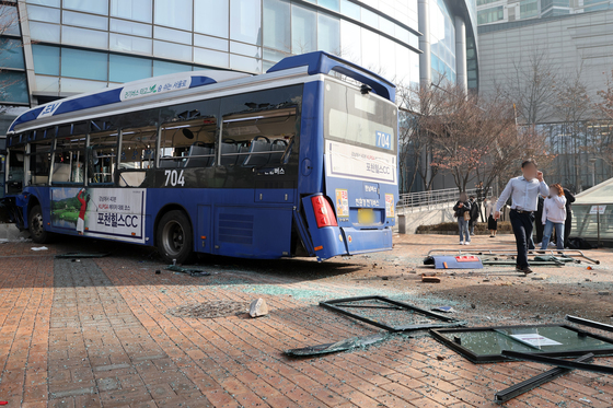 아수라장된 서대문역 인근 건물 버스 추돌 사고