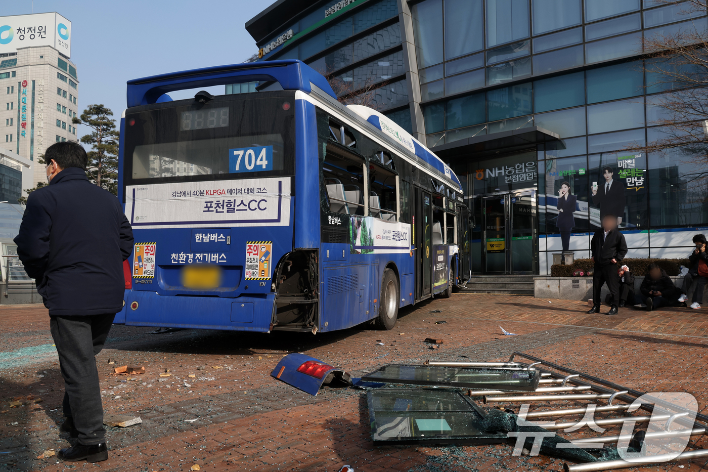 (서울=뉴스1) 황기선 기자 = 16일 오후 서울 서대문역 인근에서 시내버스가 건물로 돌진하는 사고가 발생해 시민들이 사고 현장을 살펴보고 있다.이 사고로 현재 4명이 부상을 입고 …