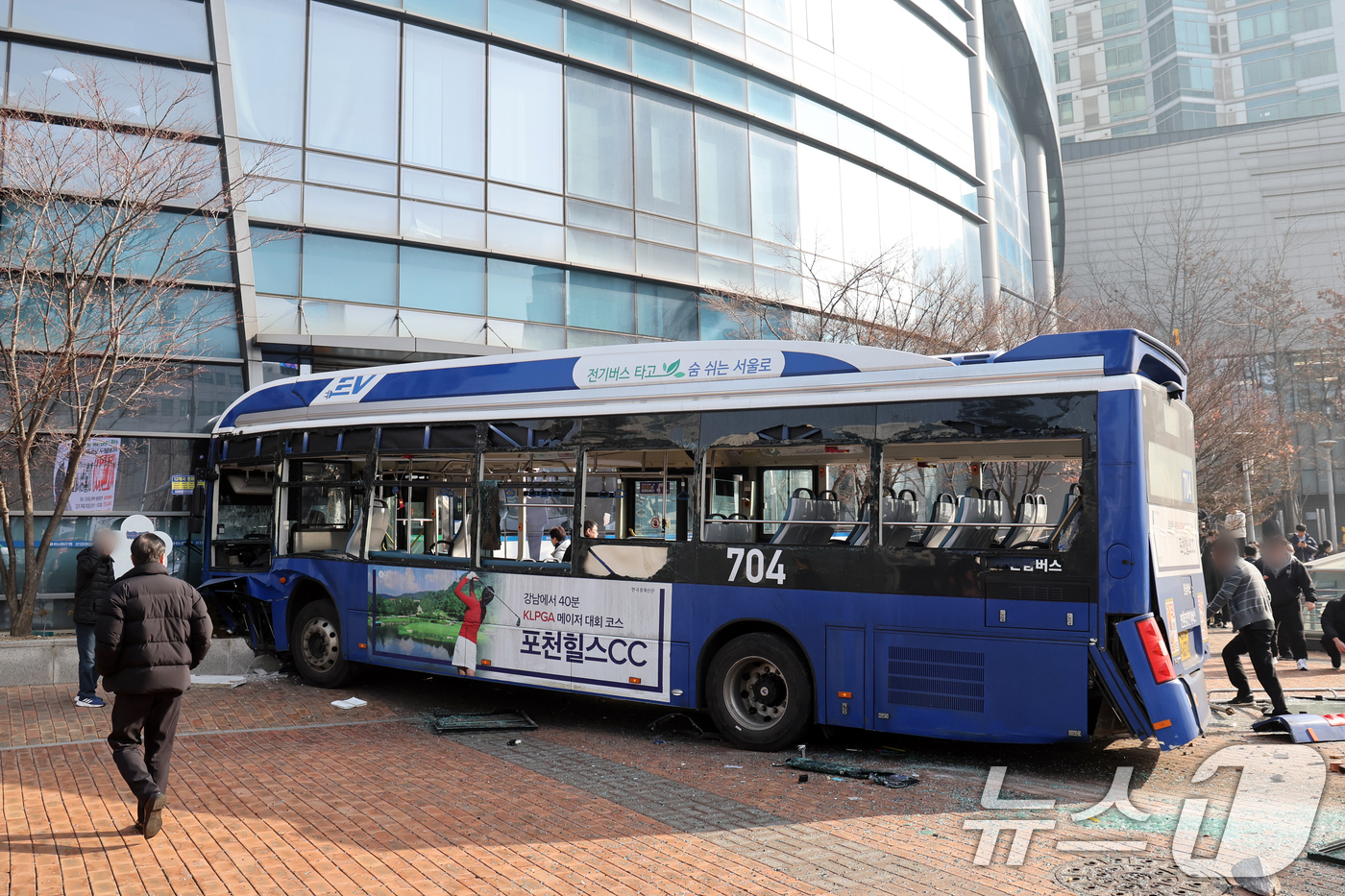 (서울=뉴스1) 황기선 기자 = 16일 오후 서울 서대문역 인근에서 시내버스가 건물로 돌진하는 사고가 발생해 시민들이 사고 현장을 살펴보고 있다.이 사고로 현재 4명이 부상을 입고 …