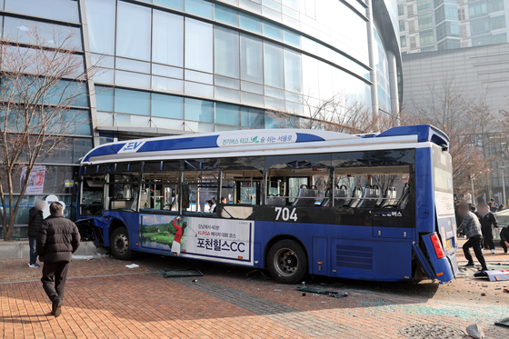 서대문역 시내버스 돌진, 13명 부상…"브레이크 작동 안 해"(종합2보)