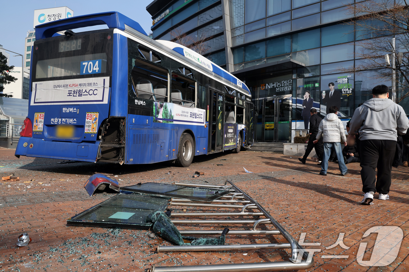 (서울=뉴스1) 황기선 기자 = 16일 오후 서울 서대문역 인근에서 시내버스가 건물로 돌진하는 사고가 발생해 시민들이 사고 현장을 살펴보고 있다.이 사고로 현재 4명이 부상을 입고 …