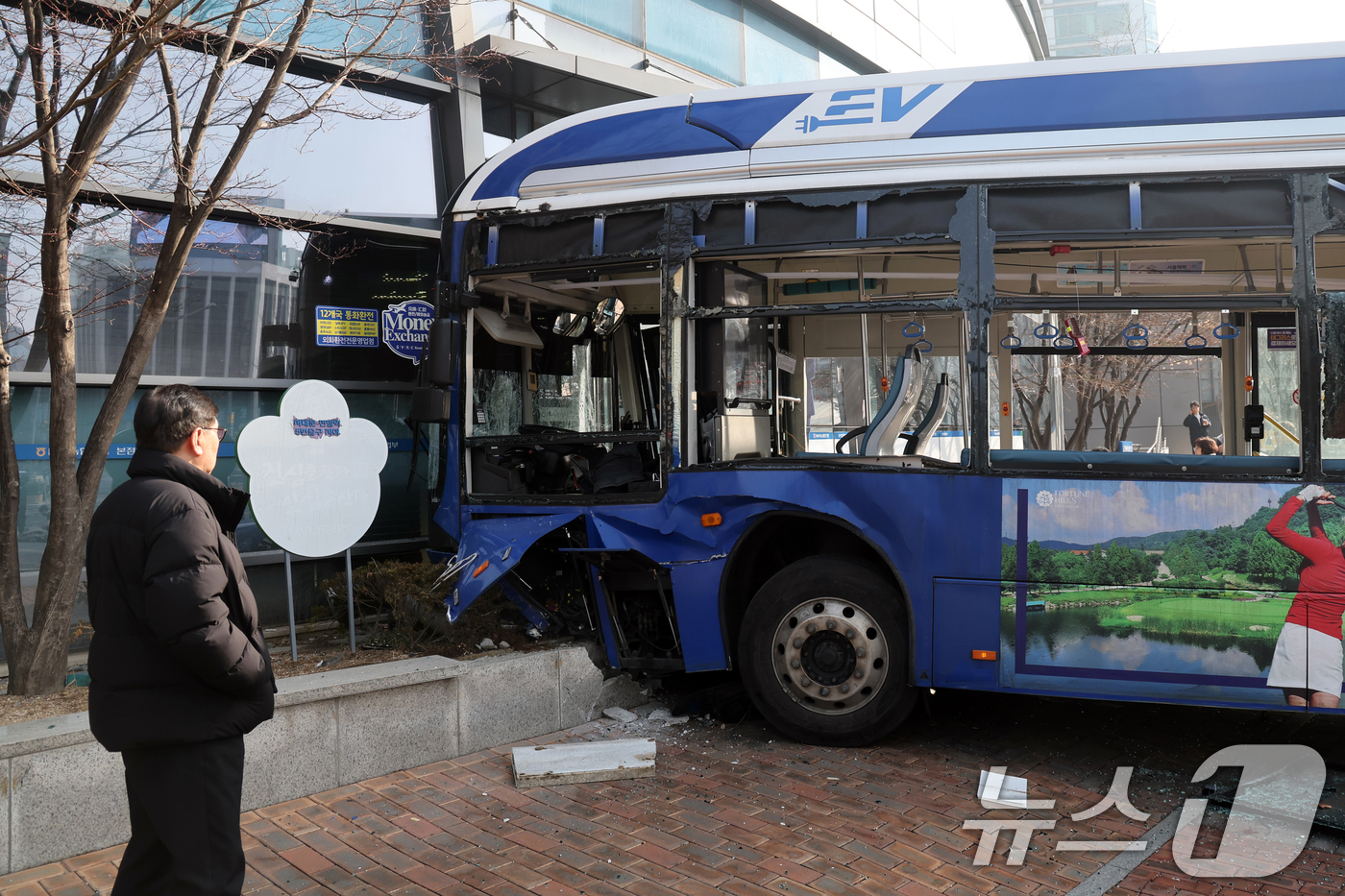 (서울=뉴스1) 황기선 기자 = 16일 오후 서울 서대문역 인근에서 시내버스가 건물로 돌진하는 사고가 발생해 시민들이 사고 현장을 바라보고 있다.이 사고로 현재 4명이 부상을 입고 …