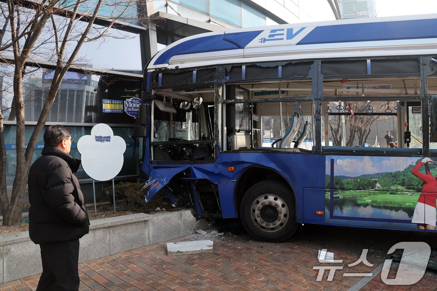 본문 이미지 - 16일 오후 서울 서대문역 인근에서 시내버스가 건물로 돌진하는 사고가 발생해 시민들이 사고 현장을 바라보고 있다. 이 사고로 현재 4명이 부상을 입고 그 중 1명이 중상인 것으로 알려졌다. 2026.1.16/뉴스1 ⓒ News1 황기선 기자